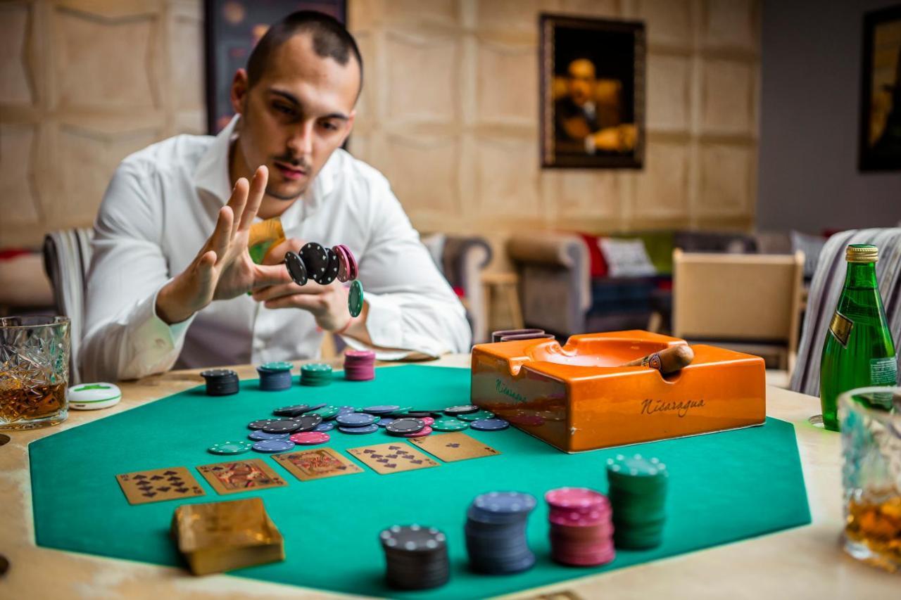 Hotel Arte Spa & Park Velingrad Exteriör bild A player at a poker table