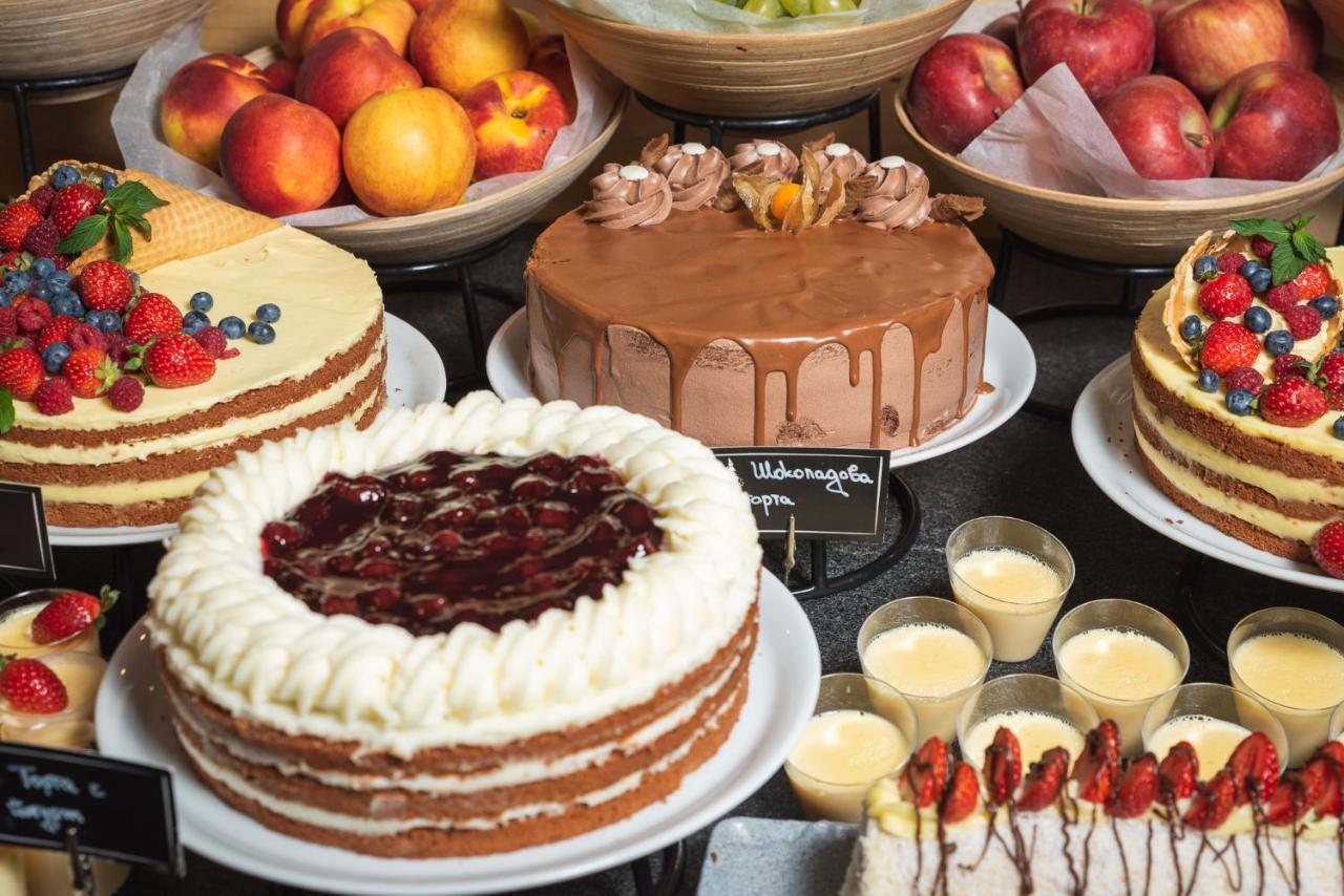 Hotel Arte Spa & Park Velingrad Exteriör bild A selection of cakes