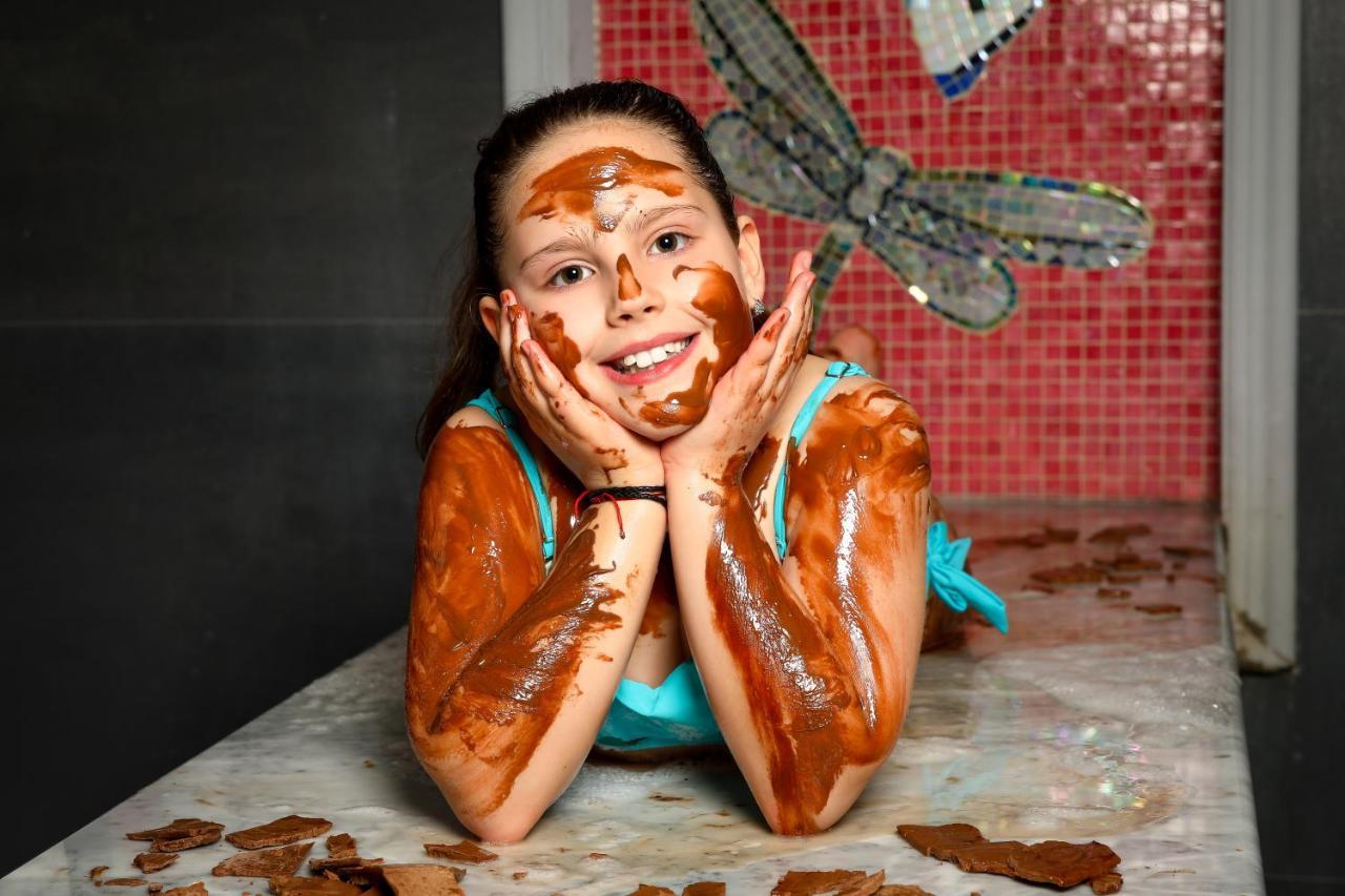 Hotel Arte Spa & Park Velingrad Exteriör bild A woman covered in chocolate