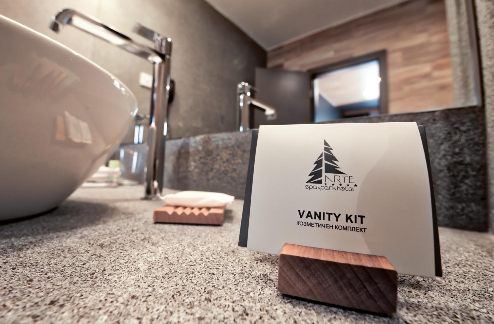 Hotel Arte Spa & Park Velingrad Rum bild A vanity kit