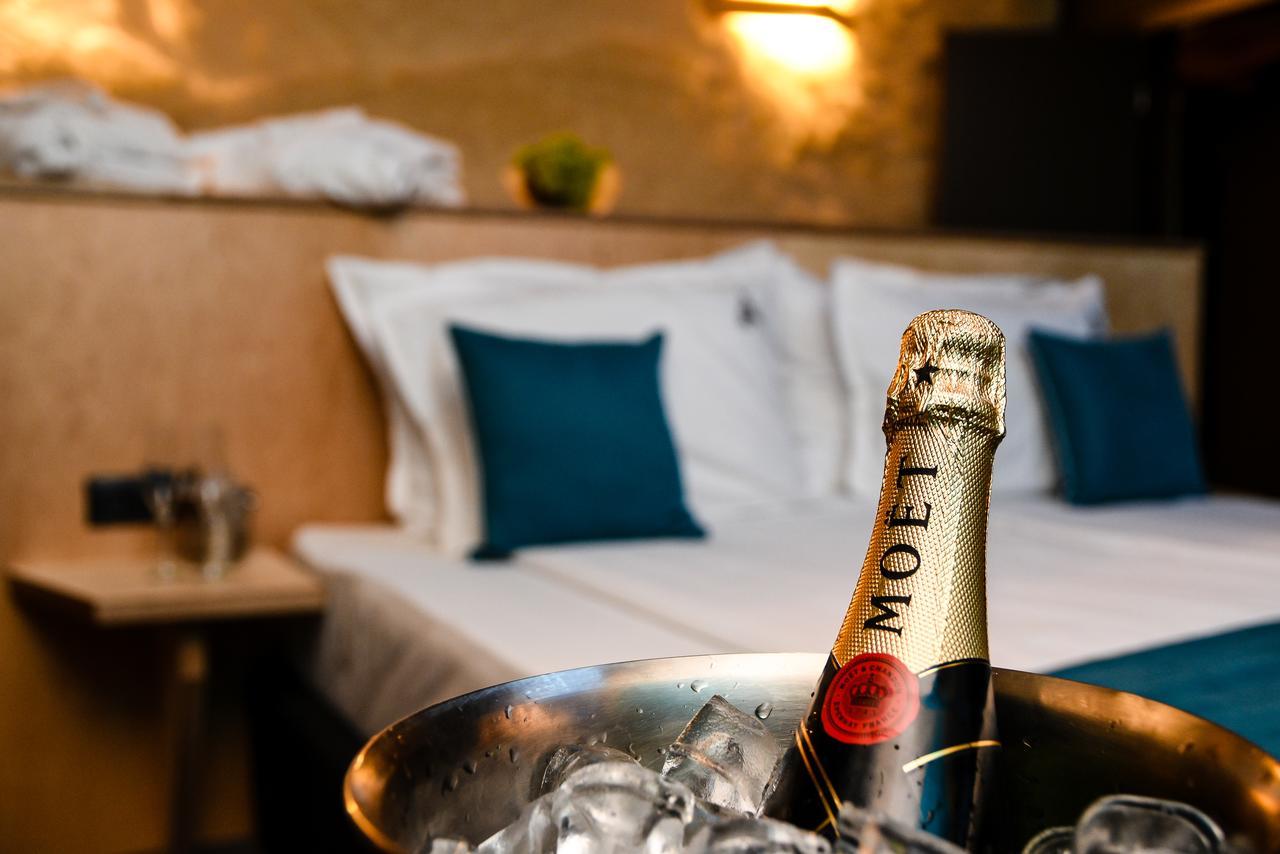 Hotel Arte Spa & Park Velingrad Exteriör bild A bottle of Moët & Chandon champagne
